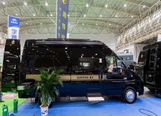 趣蜂B830 后双胎 双航空座椅 48V房车电路标配5度电 配有电动中门